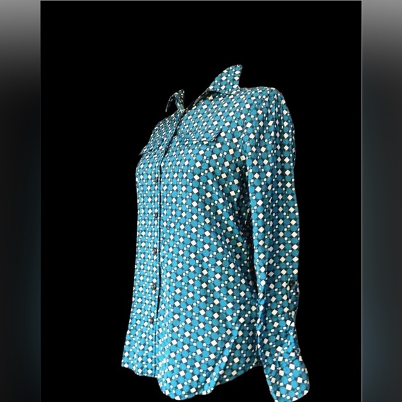 Van Heusen 2 pocket, long sleeve, button down, Cool print on this blouse. - Picture 4 of 4